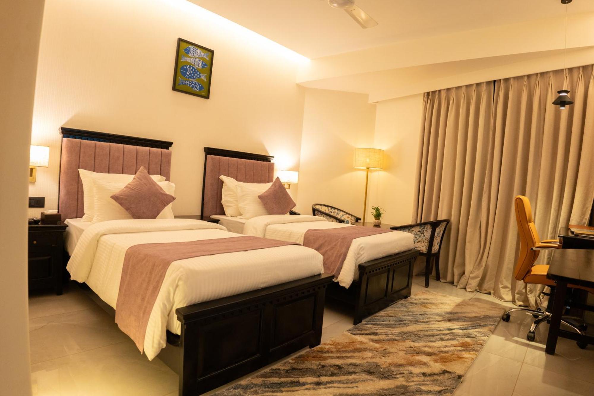 Pride Elite, Daman Hotel Buitenkant foto