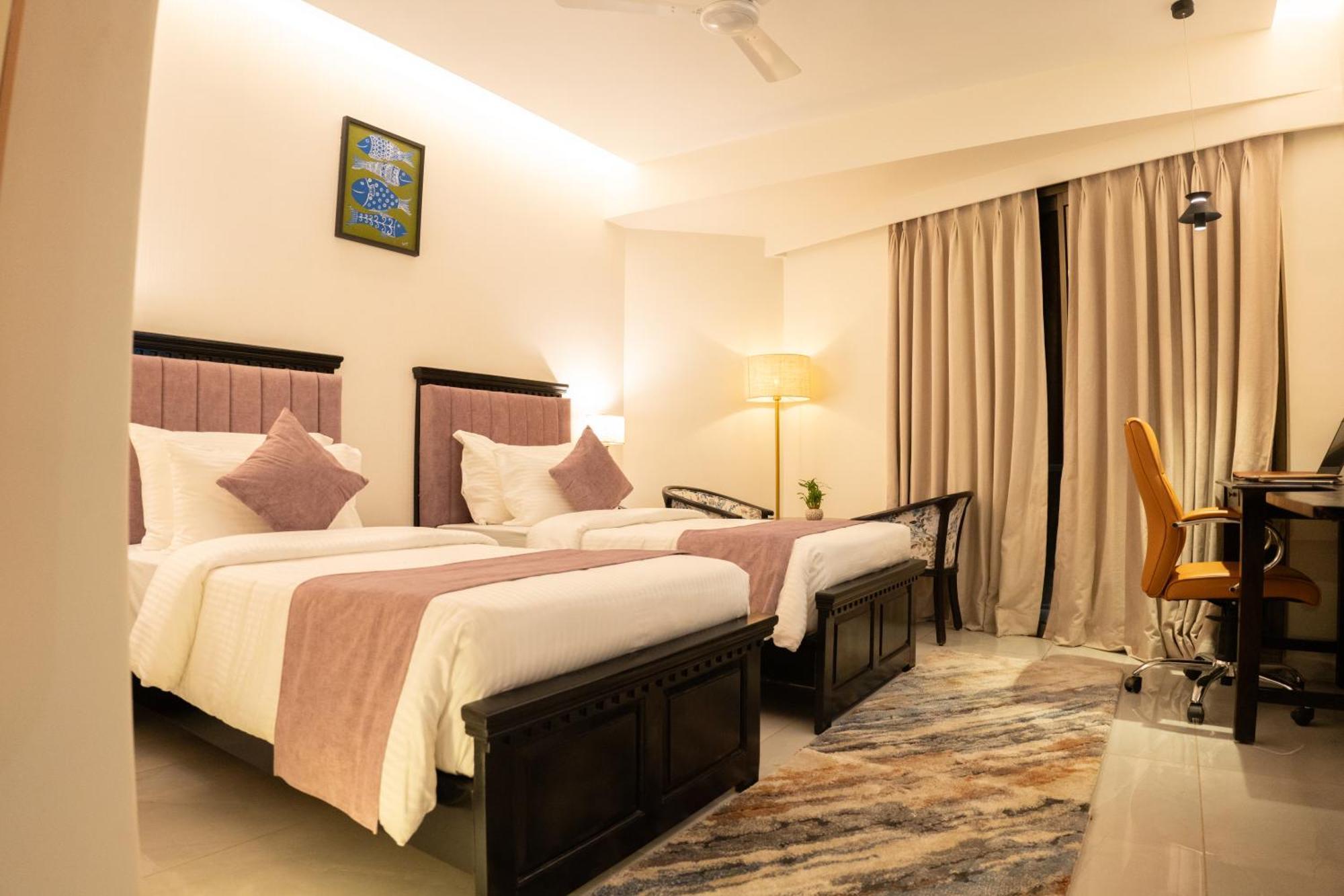 Pride Elite, Daman Hotel Buitenkant foto