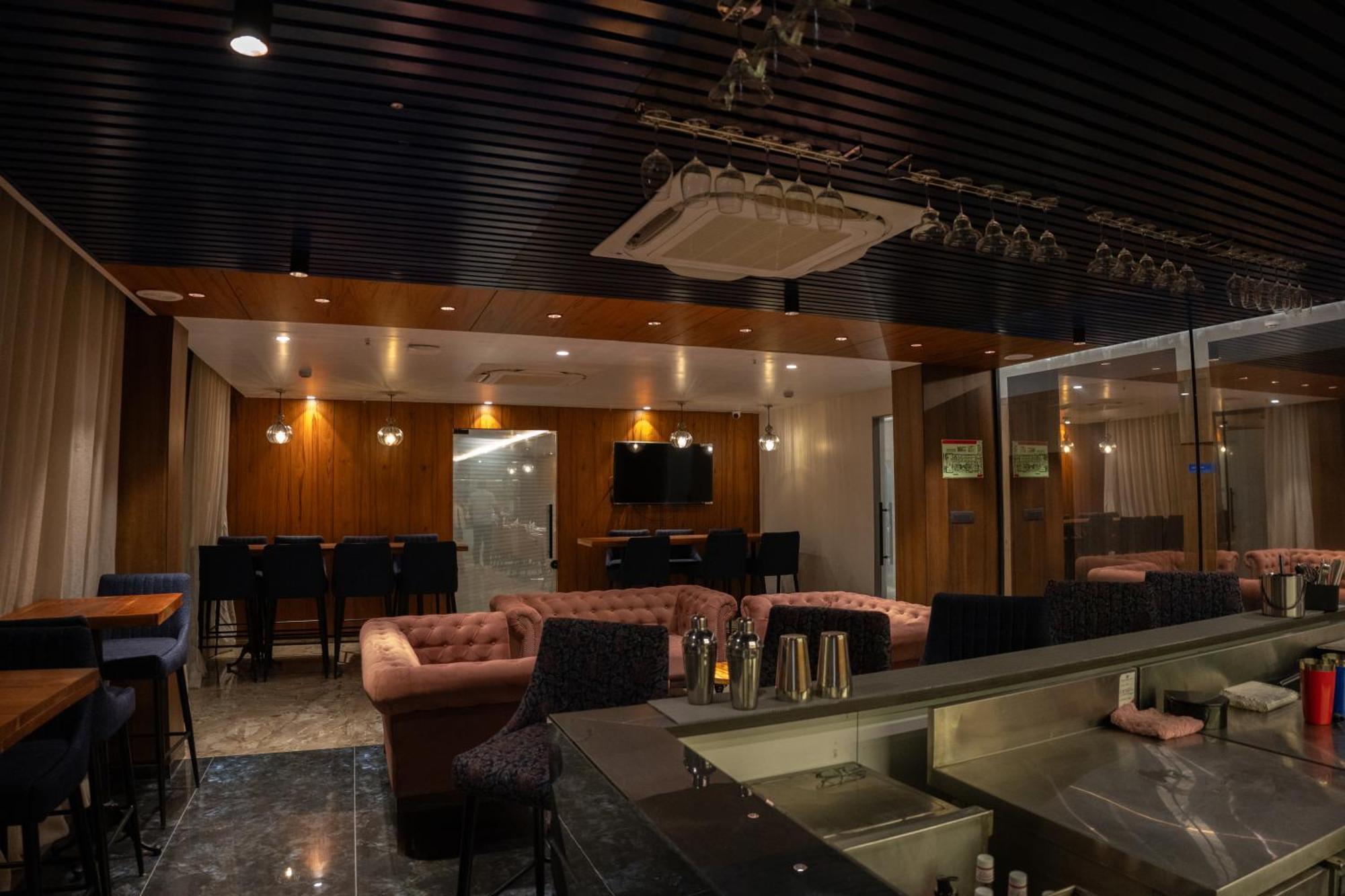 Pride Elite, Daman Hotel Buitenkant foto