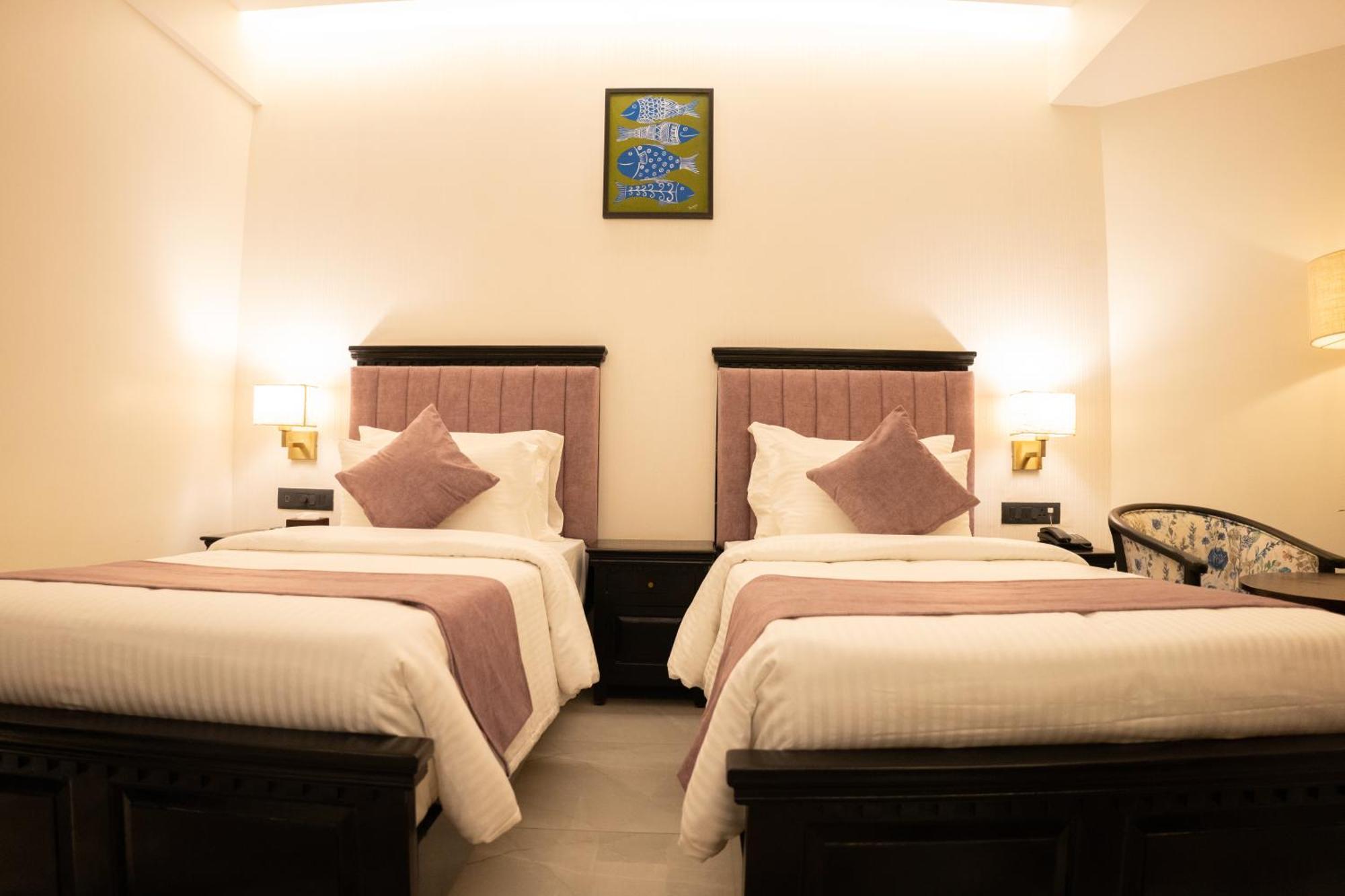Pride Elite, Daman Hotel Buitenkant foto