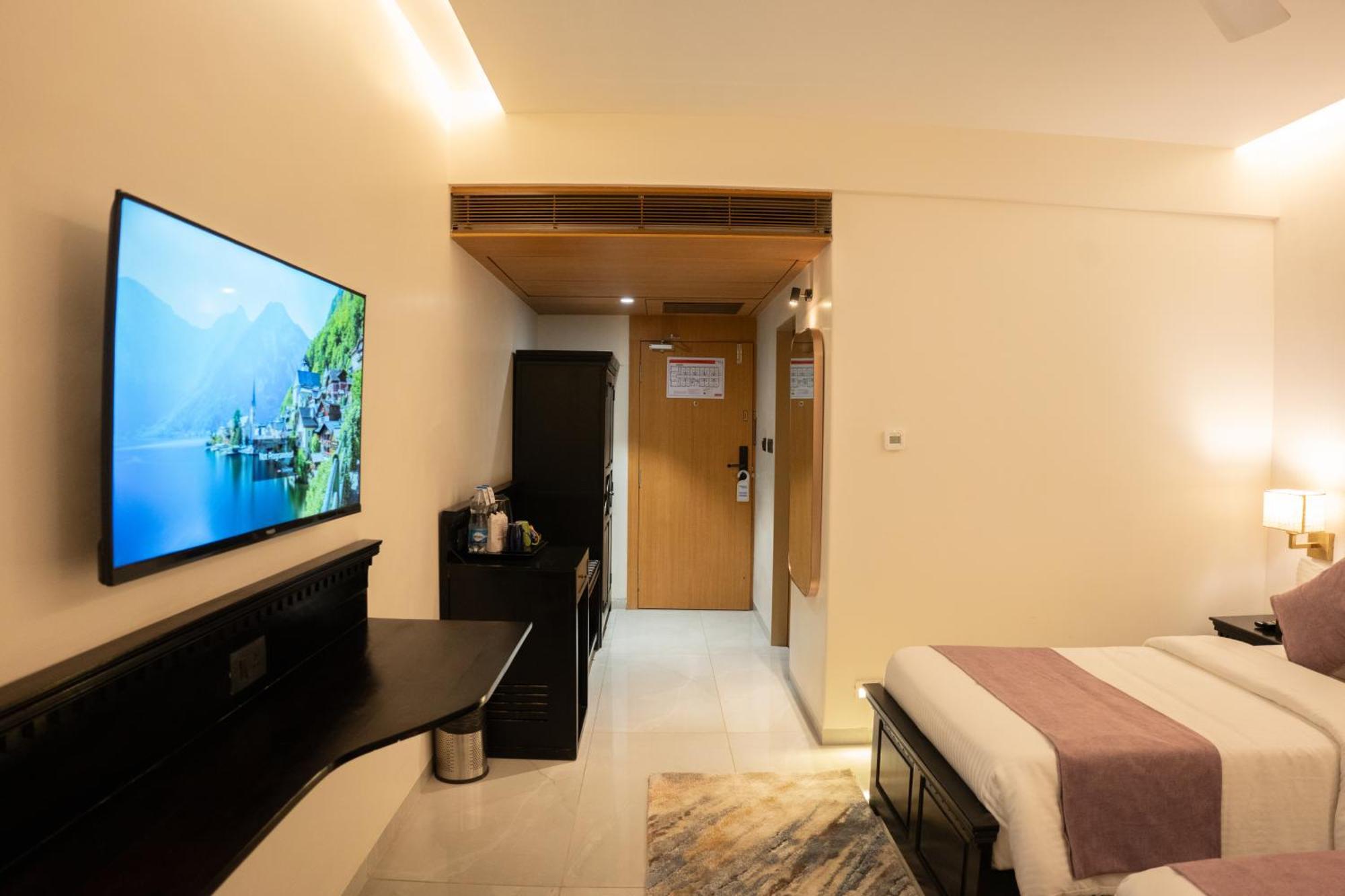 Pride Elite, Daman Hotel Buitenkant foto