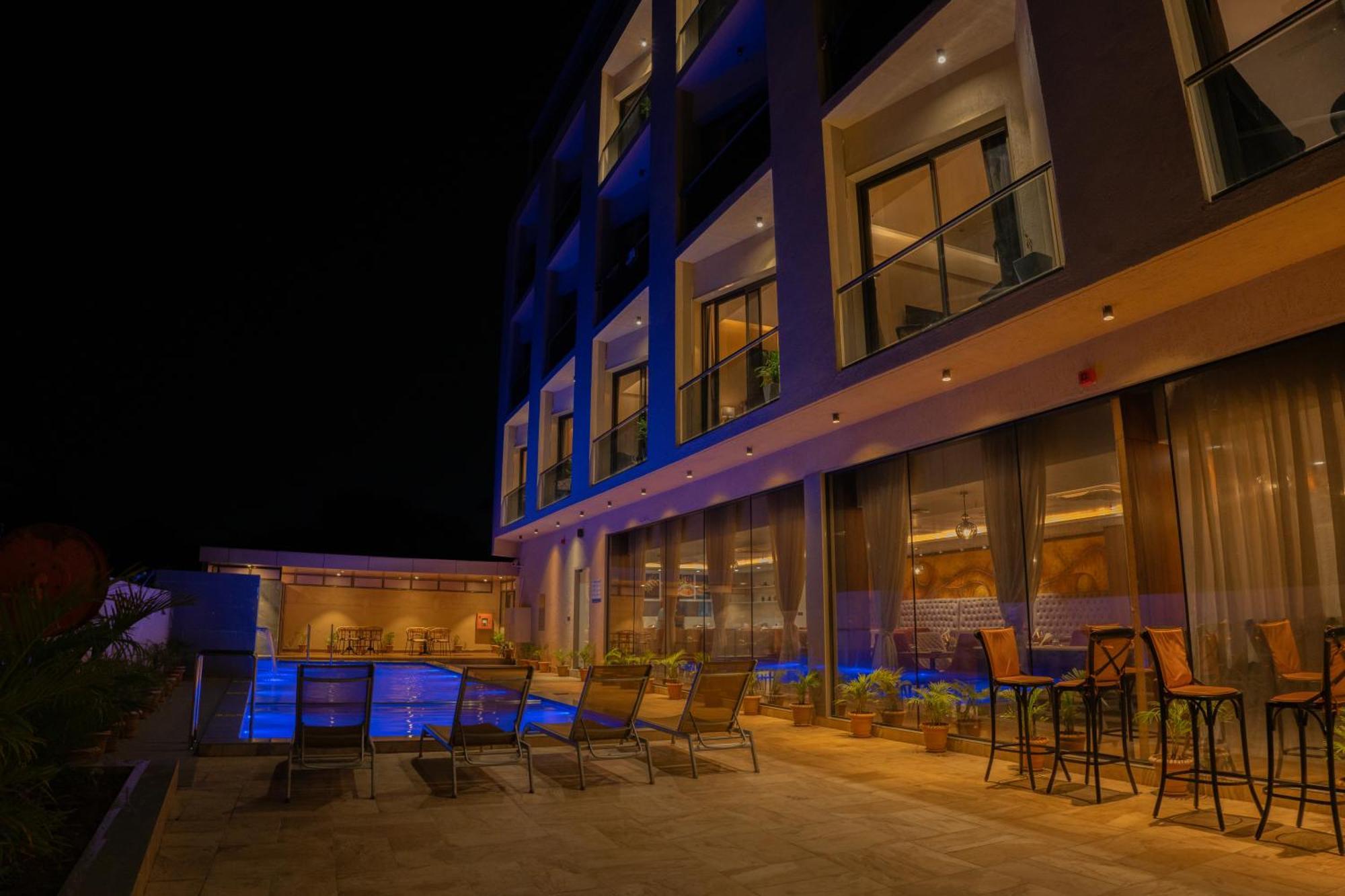 Pride Elite, Daman Hotel Buitenkant foto