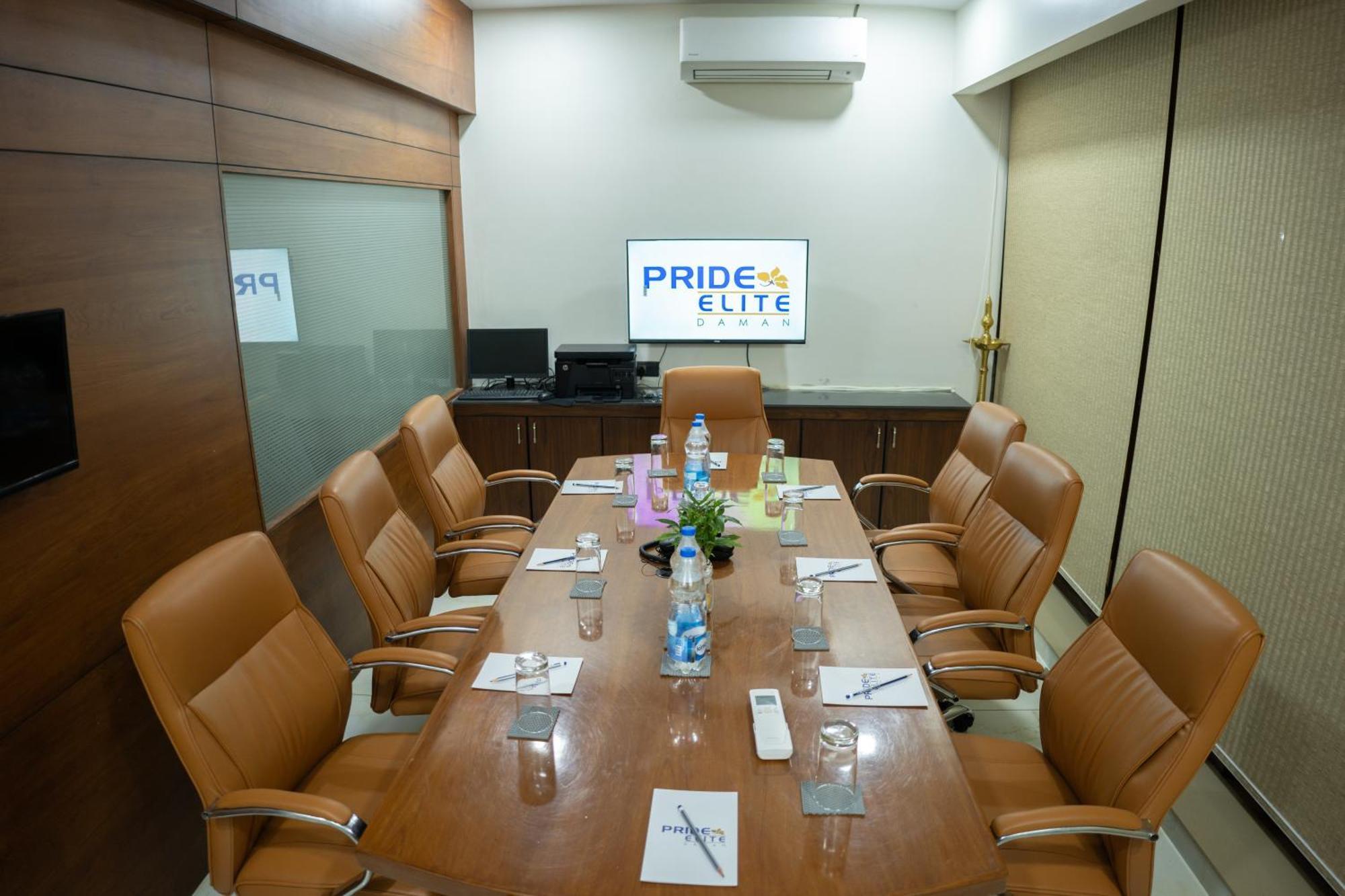 Pride Elite, Daman Hotel Buitenkant foto