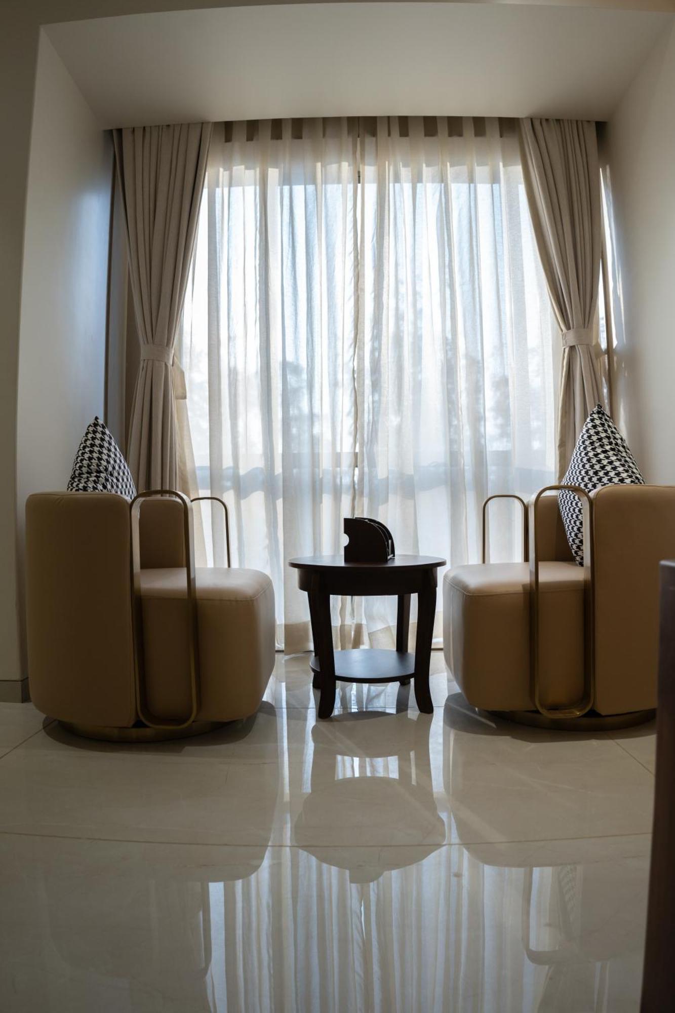 Pride Elite, Daman Hotel Buitenkant foto
