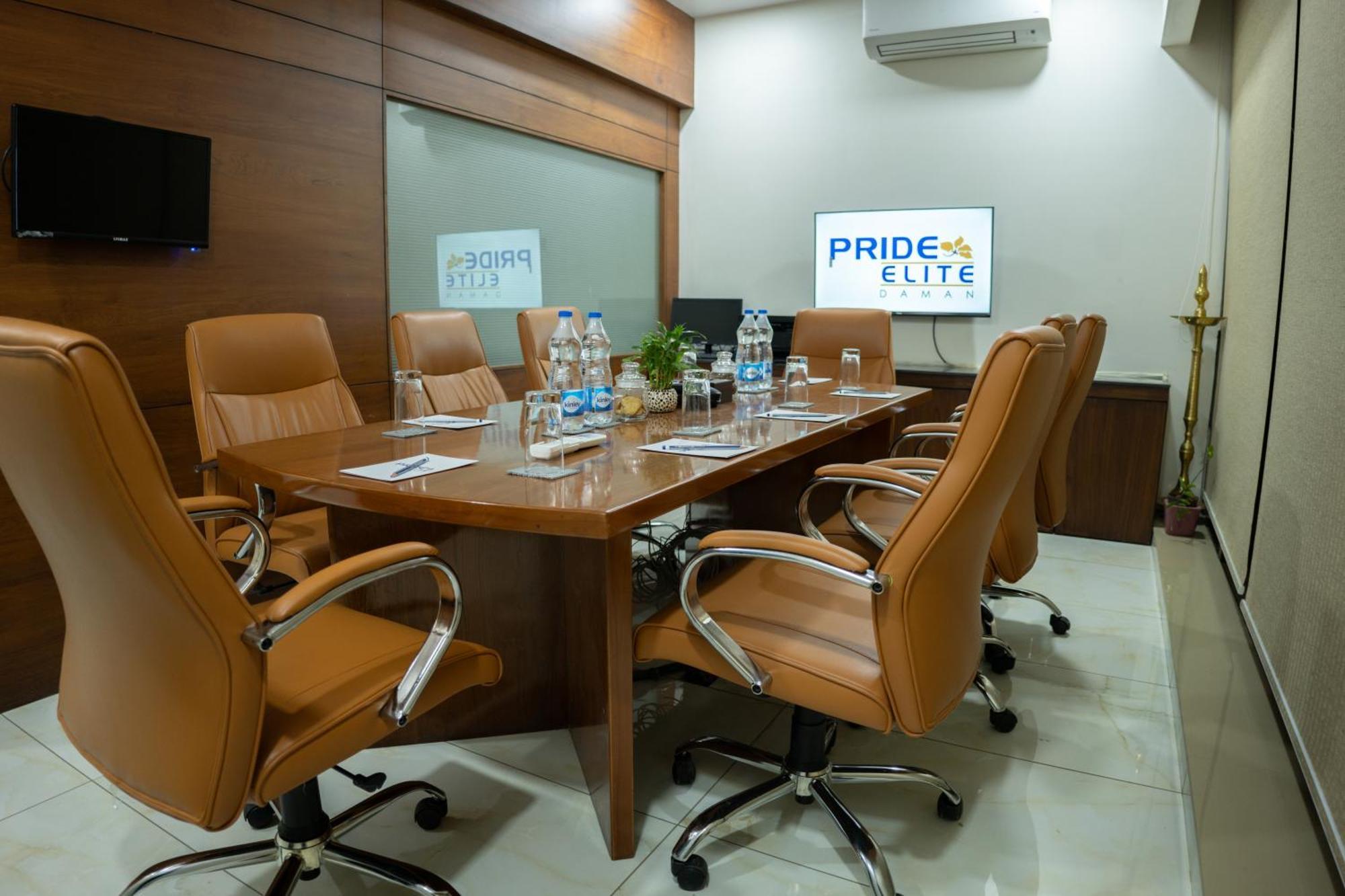 Pride Elite, Daman Hotel Buitenkant foto