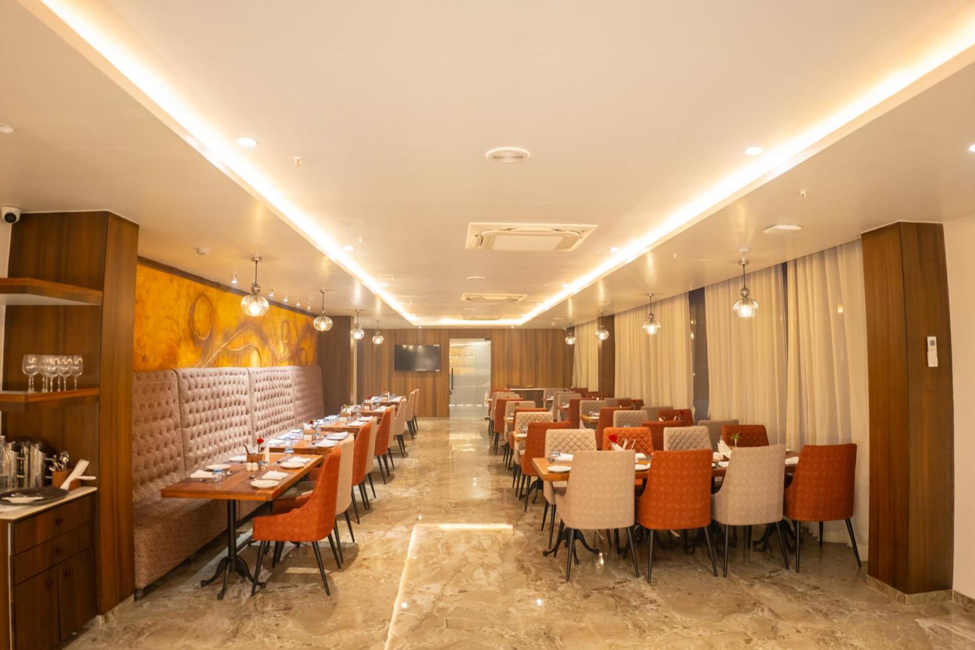 Pride Elite, Daman Hotel Buitenkant foto