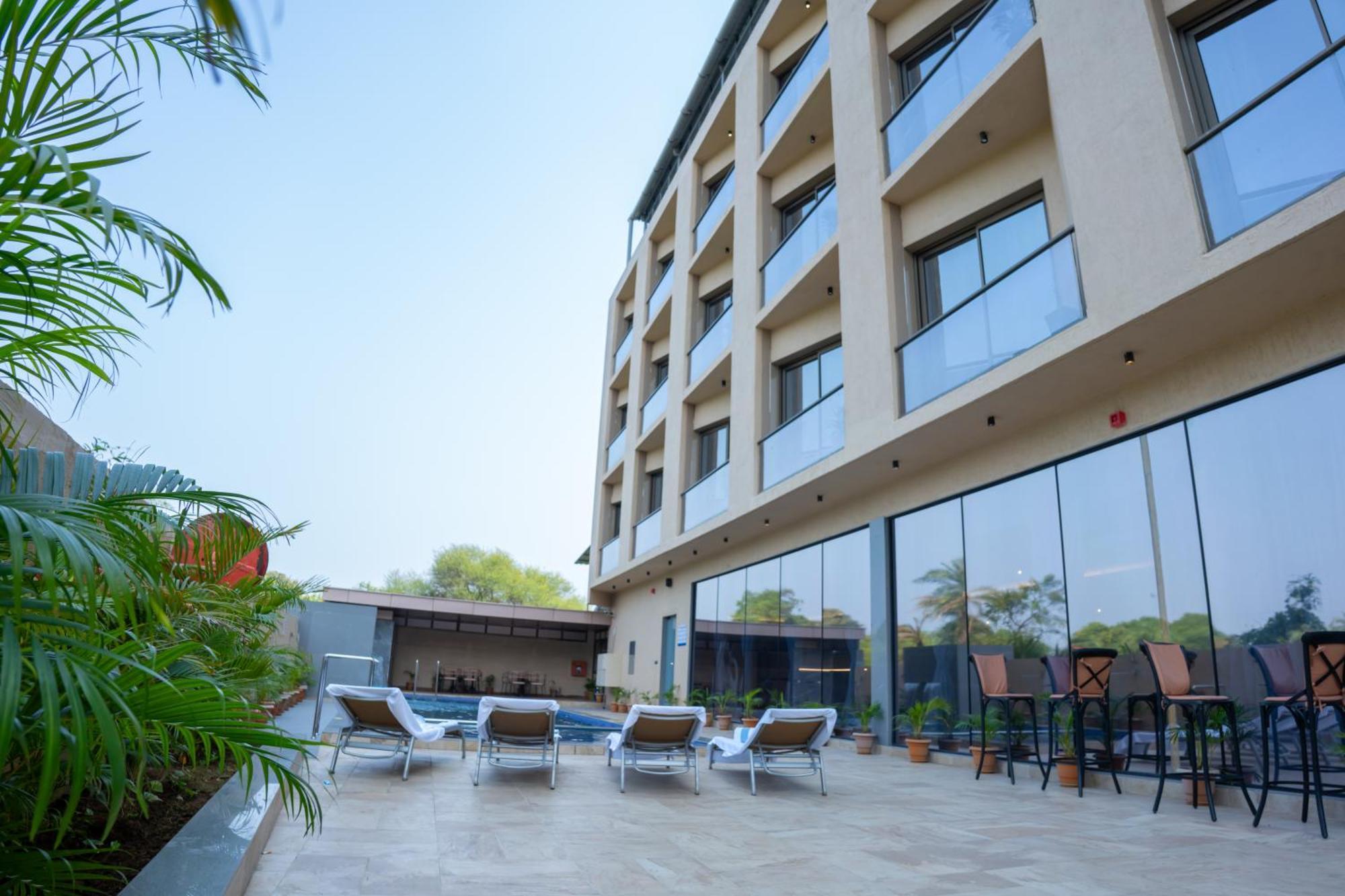 Pride Elite, Daman Hotel Buitenkant foto
