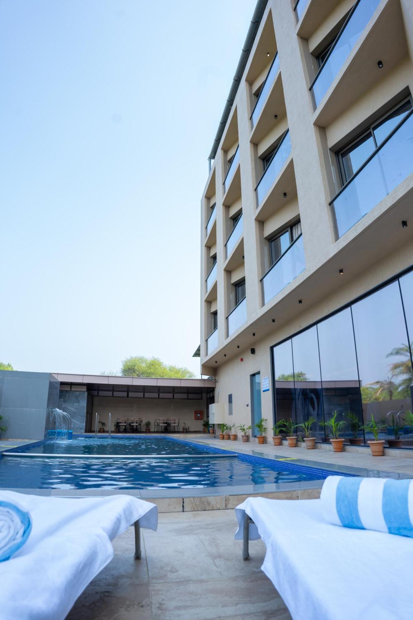 Pride Elite, Daman Hotel Buitenkant foto