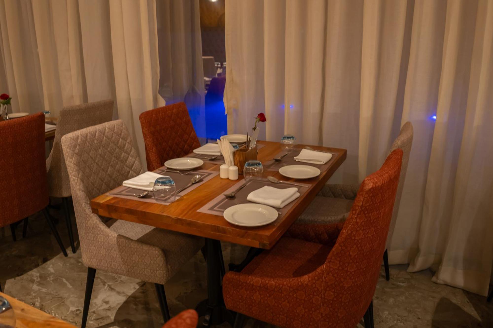 Pride Elite, Daman Hotel Buitenkant foto