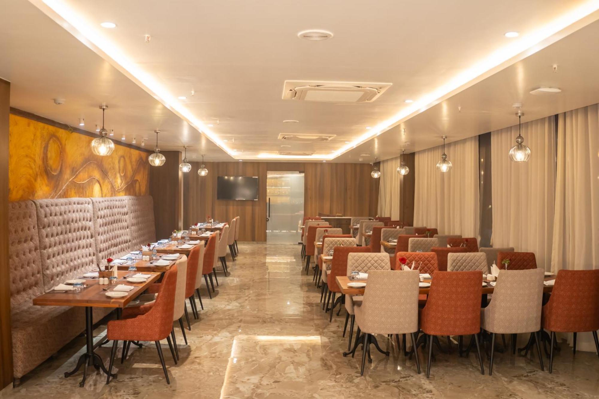 Pride Elite, Daman Hotel Buitenkant foto